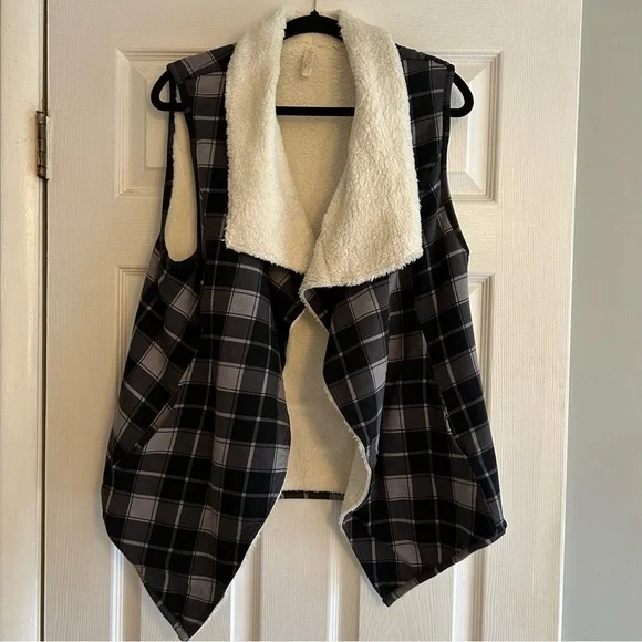 Matilda Jane Reversible Vest with black gray plaid and faux fur size Large - Picture 1 of 9